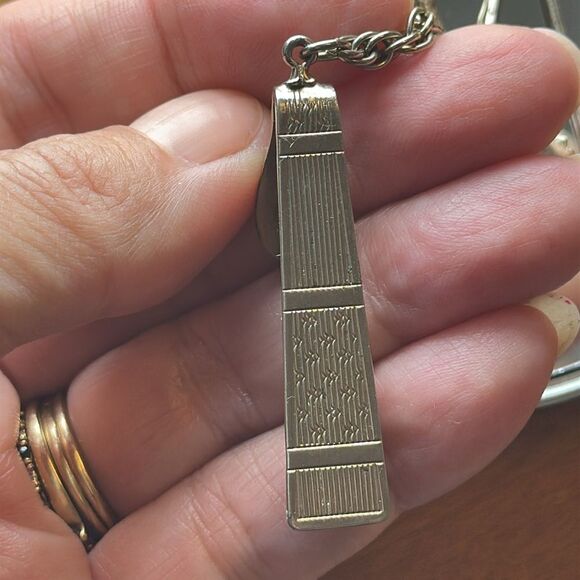 Vintage gold tone sweater clips - Picture 3 of 4